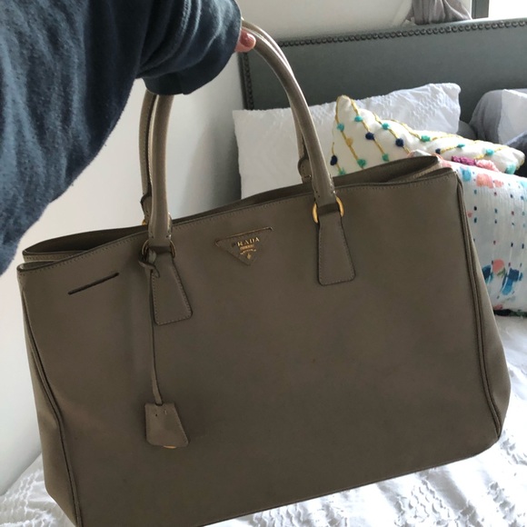 Prada Saffiano - Picture 2 of 8